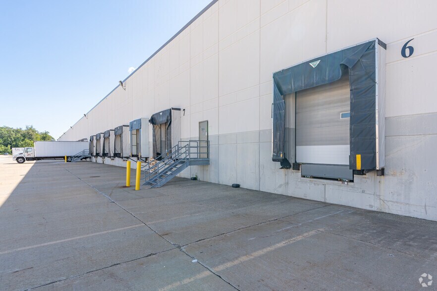 More Photos Of 3540-3630 Amhurst Pky, Waukegan Manufacturing For Lease