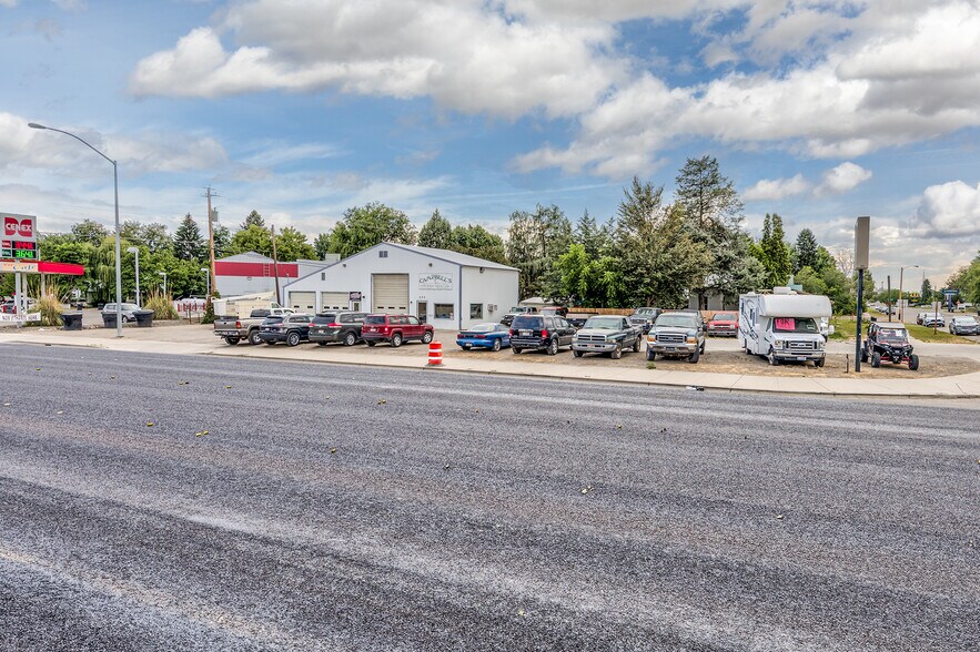 More Photos Of 355 E 7th St, Weiser Auto Dealership For Sale