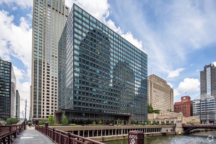 Primary Photo Of 10 S Riverside Plz, Chicago Office For Lease