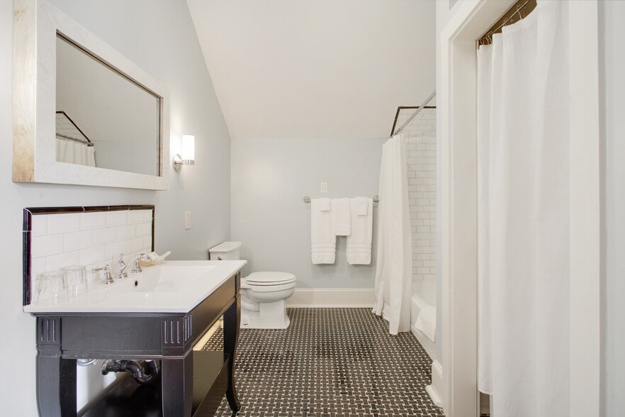 More Photos Of 4117 Perrier St, New Orleans Hotel For Sale