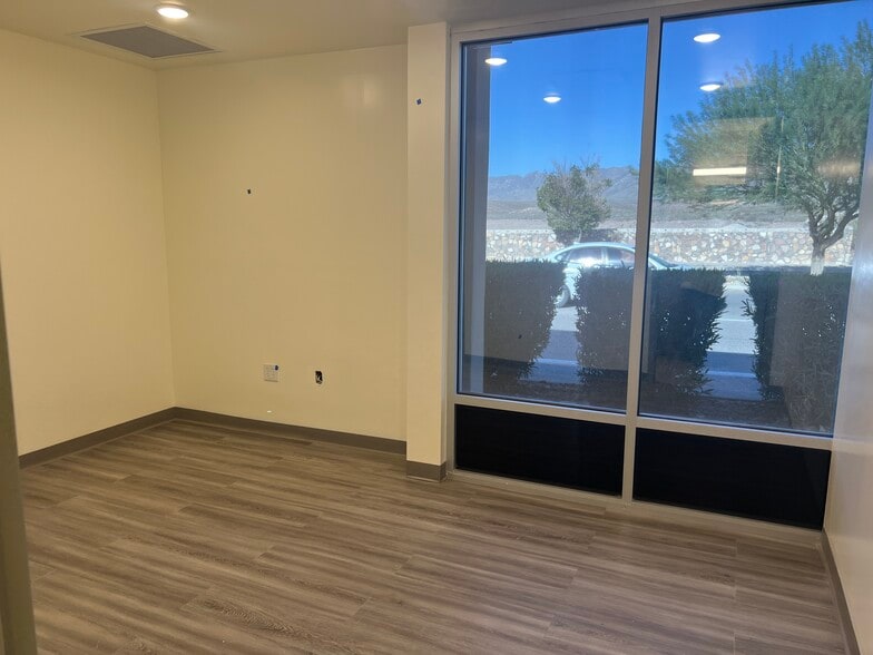 More Photos Of 6301 Northern Pass Dr, El Paso Office For Sale