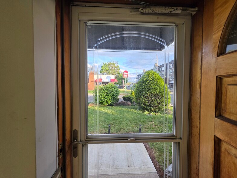 More Photos Of 97 Frank St, Somerset Medical For Lease