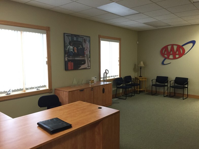 More Photos Of 1881 NW Station Parkway, Andover Office Residential For Lease