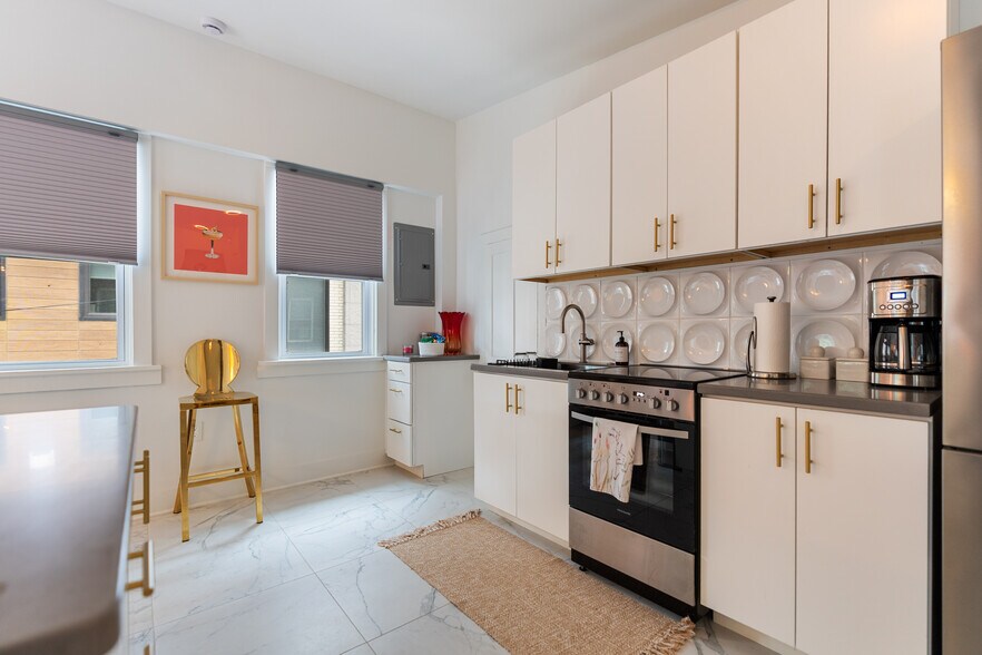 More Photos Of 2102 Freeman Ave, Cleveland Bar For Sale