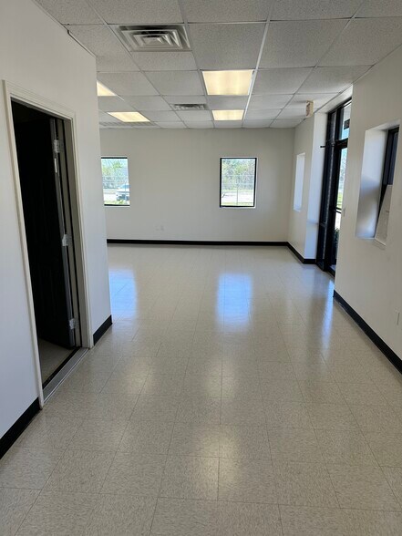 More Photos Of 18519 Imperial Valley Dr, Houston Light Distribution For Lease