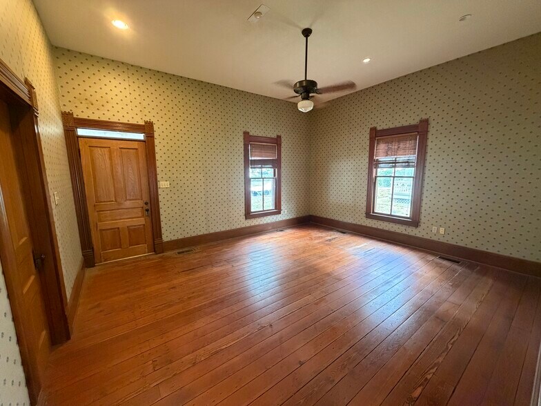 More Photos Of 495 Pine St, Beaumont Office For Lease