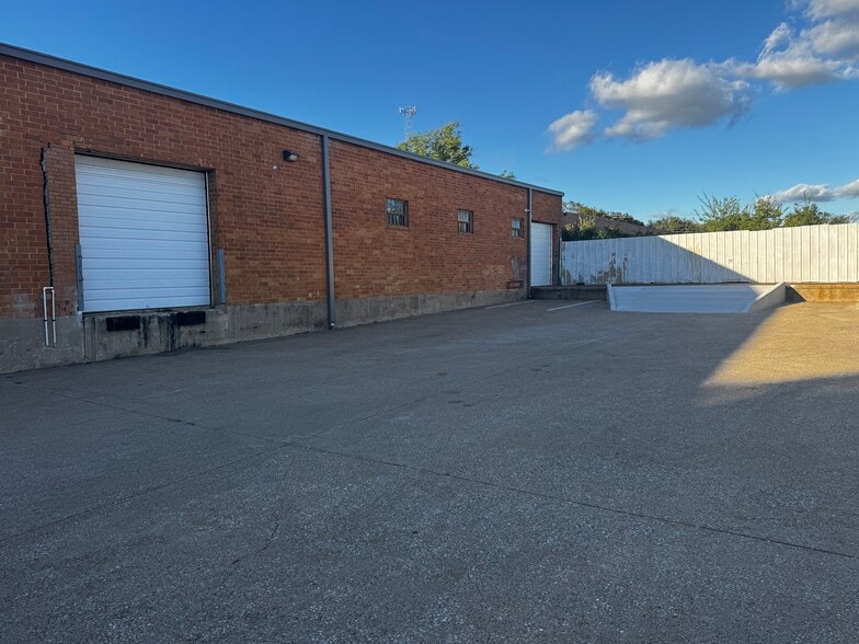 More Photos Of 8600 Chancellor Row, Dallas Warehouse For Lease