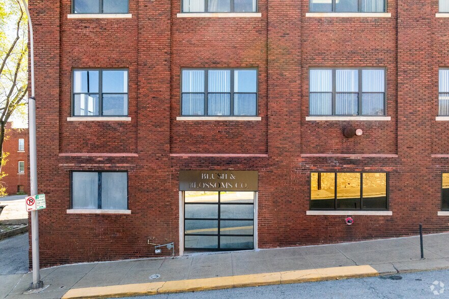 More Photos Of 400 Admiral Blvd, Kansas City Office For Sale