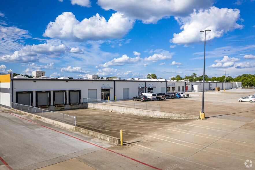 More Photos Of 7075 FM 1960 Rd W, Houston Warehouse For Lease