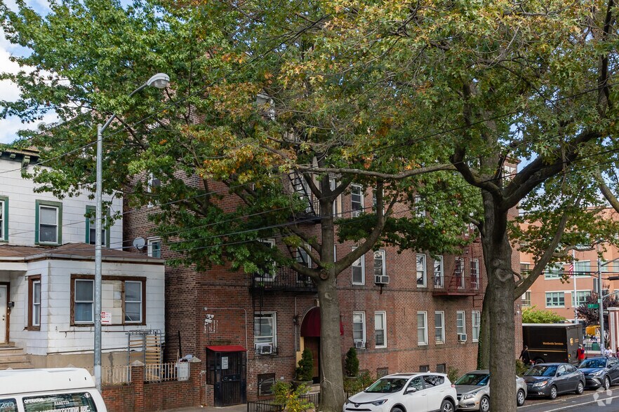 More Photos Of 9815 34th Ave, Corona Apartments For Sale