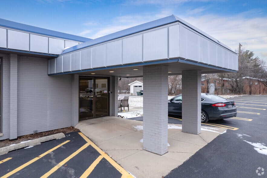 More Photos Of 306 W Northwest Hwy, Barrington Office For Lease