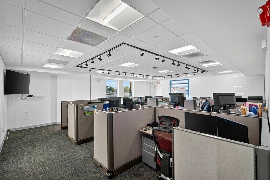 More Photos Of 1996 Brunswick ln, Deland Office For Lease