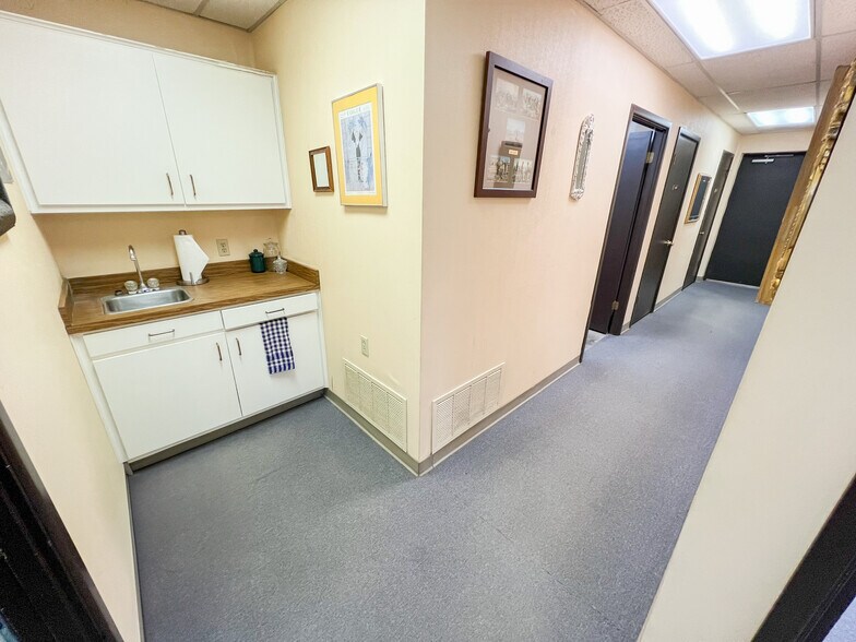 More Photos Of 1001-1009 W Industrial Ave, Midland Warehouse For Sale