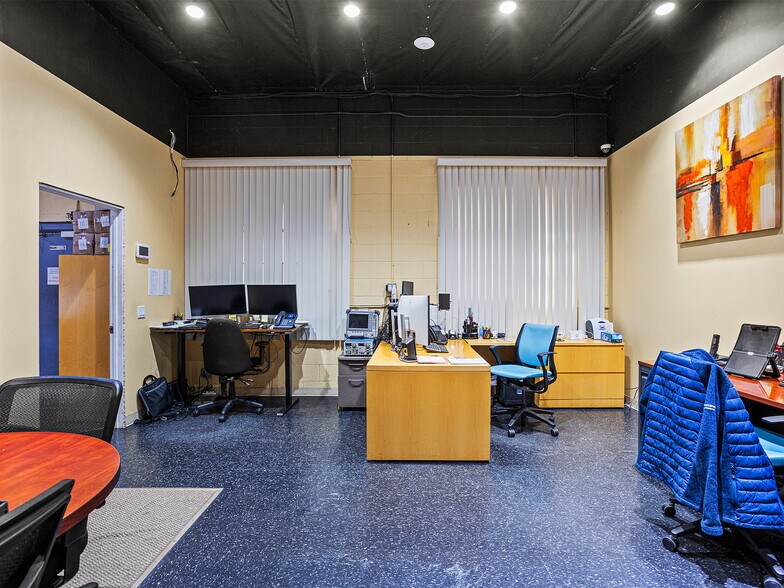 More Photos Of 1812 Victory Blvd, Glendale Flex For Sale