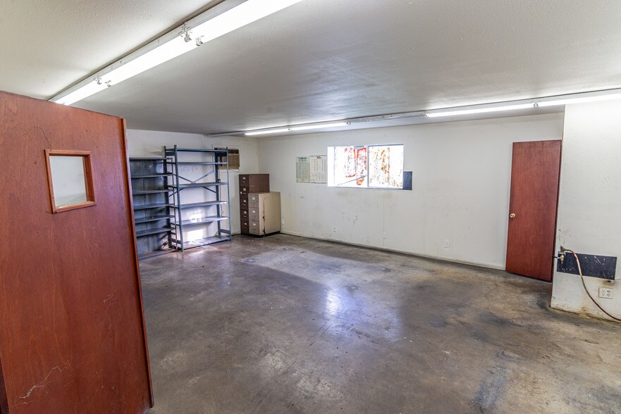More Photos Of 311 S US Highway 69, Trenton Industrial For Sale