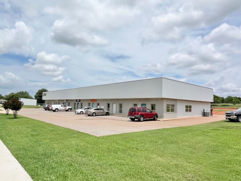 More Photos Of 2350 S Midwest Blvd, Oklahoma City Light Manufacturing For Lease