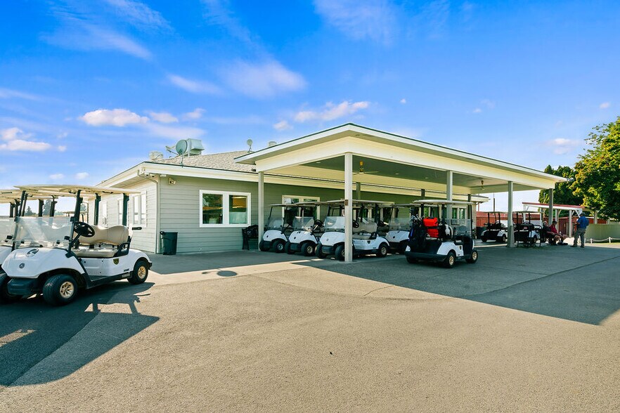 More Photos Of 31 Ray Rd, Sunnyside Sports And Entertainment For Sale