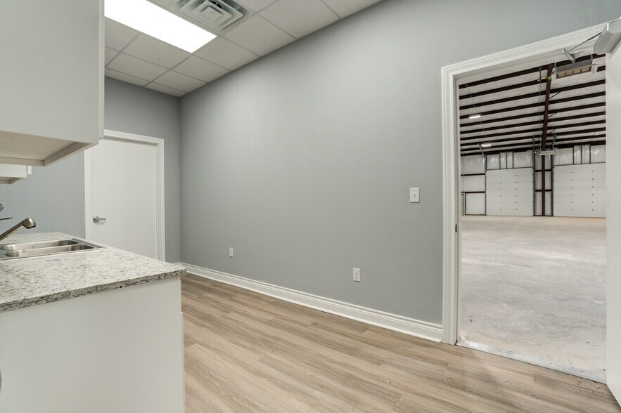 More Photos Of 9007 CR 6820, Lubbock Warehouse For Lease