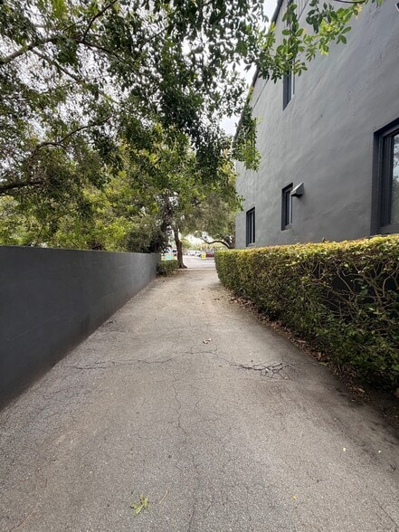 More Photos Of 1385 NW 15th St, Miami Office For Lease