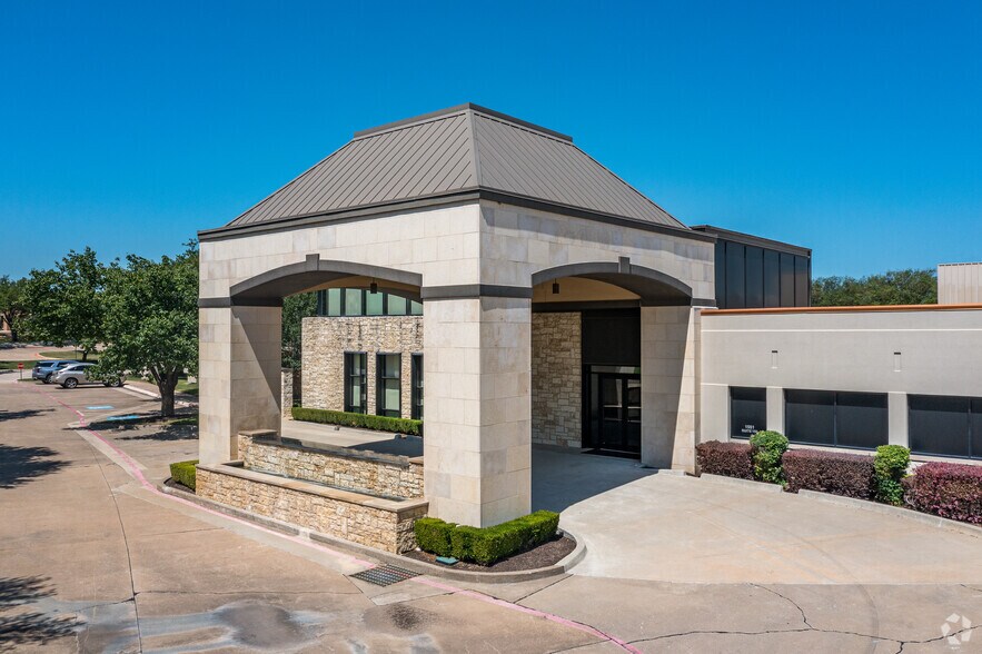 More Photos Of 1551 Corporate Dr, Irving Flex For Lease