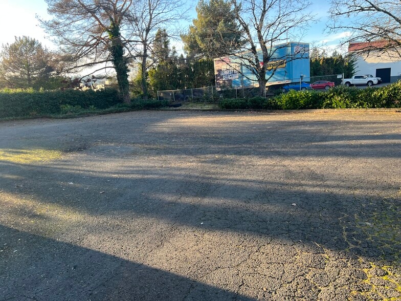 More Photos Of 16725 SE McLoughlin Blvd, Milwaukie Convenience Store For Sale