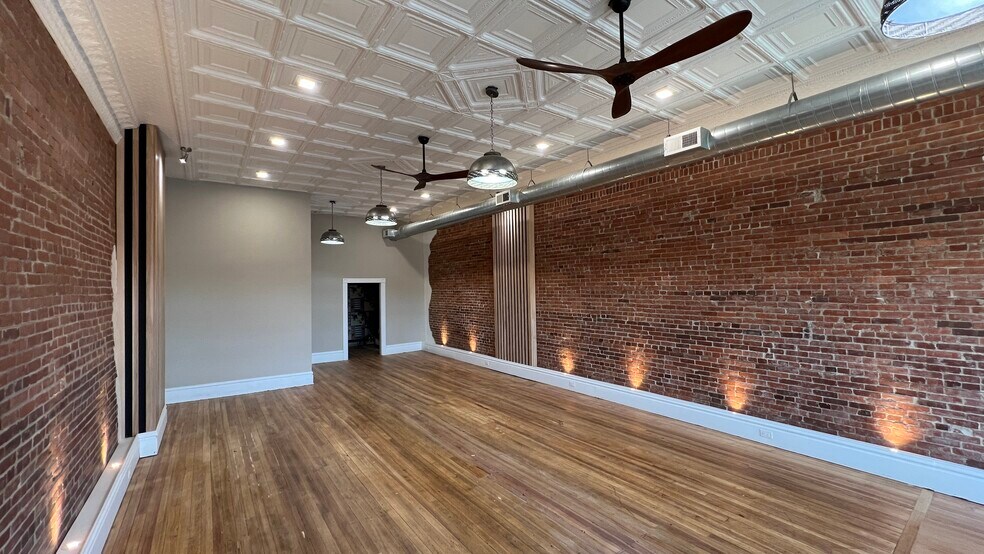 More Photos Of 114 N Market St, Ligonier Township Storefront Retail Office For Lease