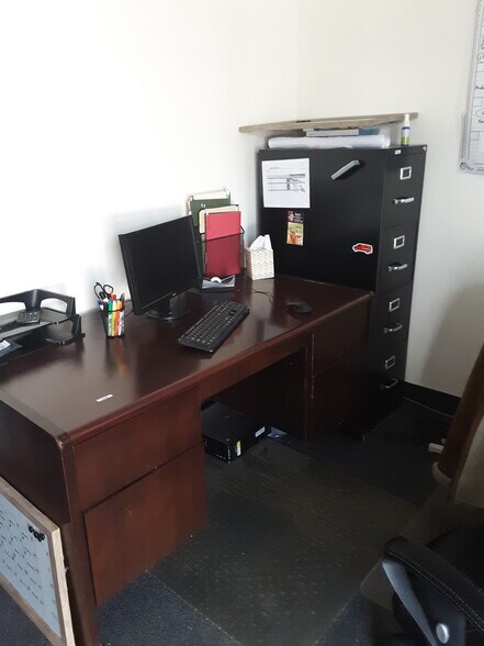 More Photos Of 1226 Executive Blvd, Chesapeake Showroom For Lease