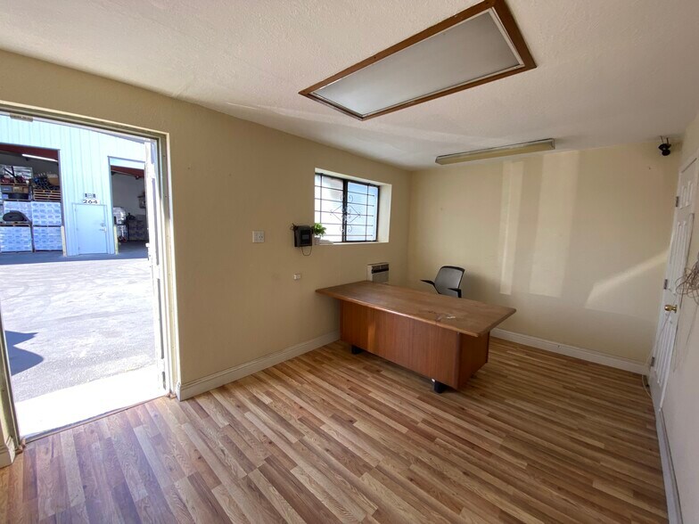 More Photos Of 266 Button Ave, Manteca Warehouse For Lease