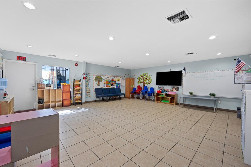 More Photos Of 1307 Columbus St, Bakersfield Specialty For Sale