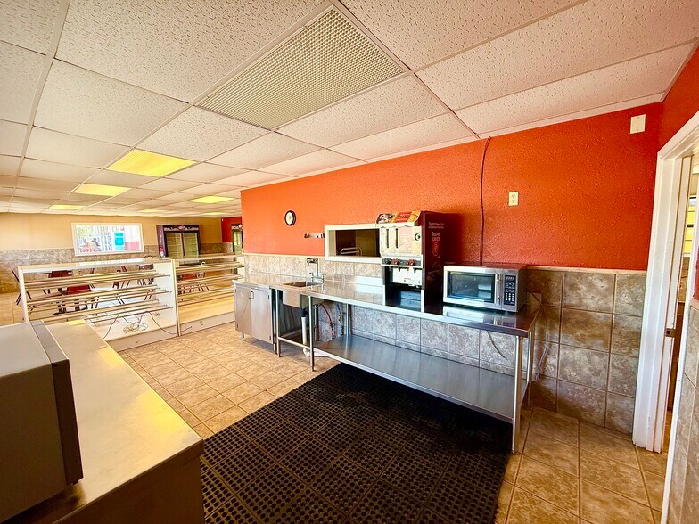 More Photos Of 903 15th St, Ozona General Retail For Sale