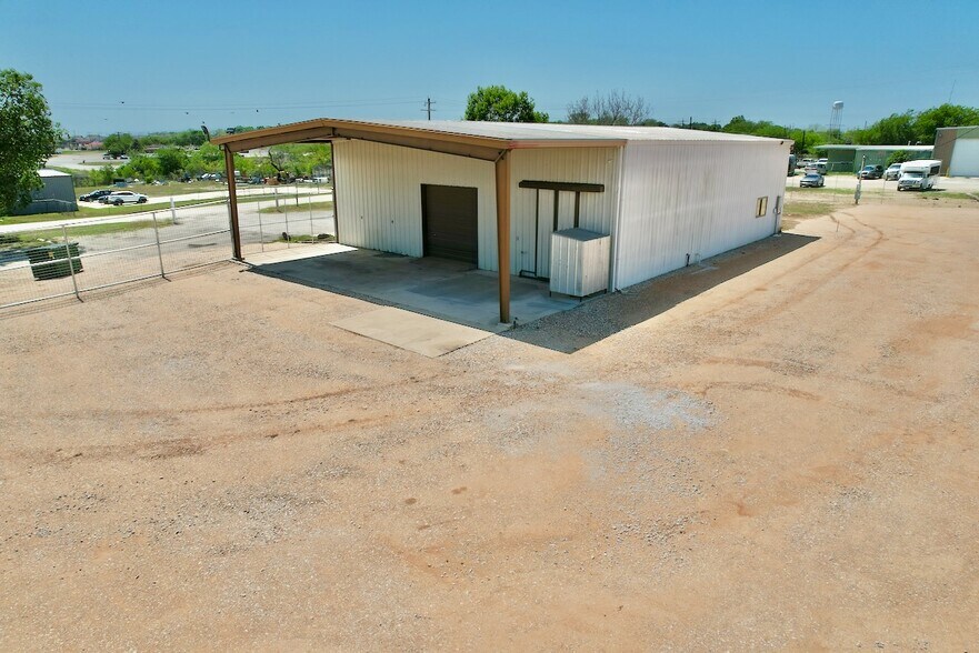 More Photos Of 1501 Lillian Ave, Jourdanton Flex For Lease