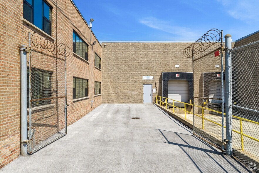 More Photos Of 1657 N Kostner Ave, Chicago Warehouse For Lease