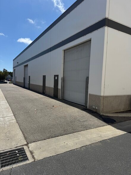 More Photos Of 1980 Goodyear Ave, Ventura Warehouse For Lease