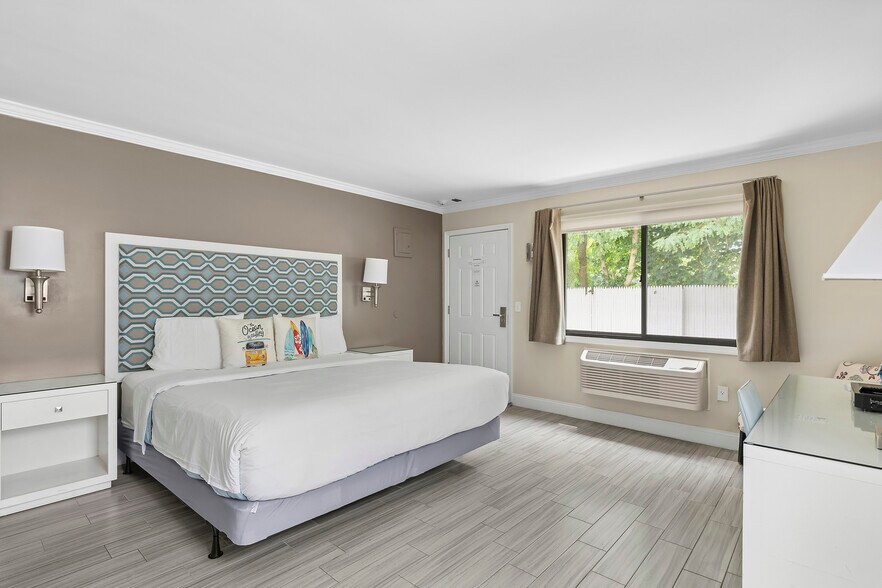 More Photos Of 53 W Tiana Rd, Hampton Bays Hotel For Sale