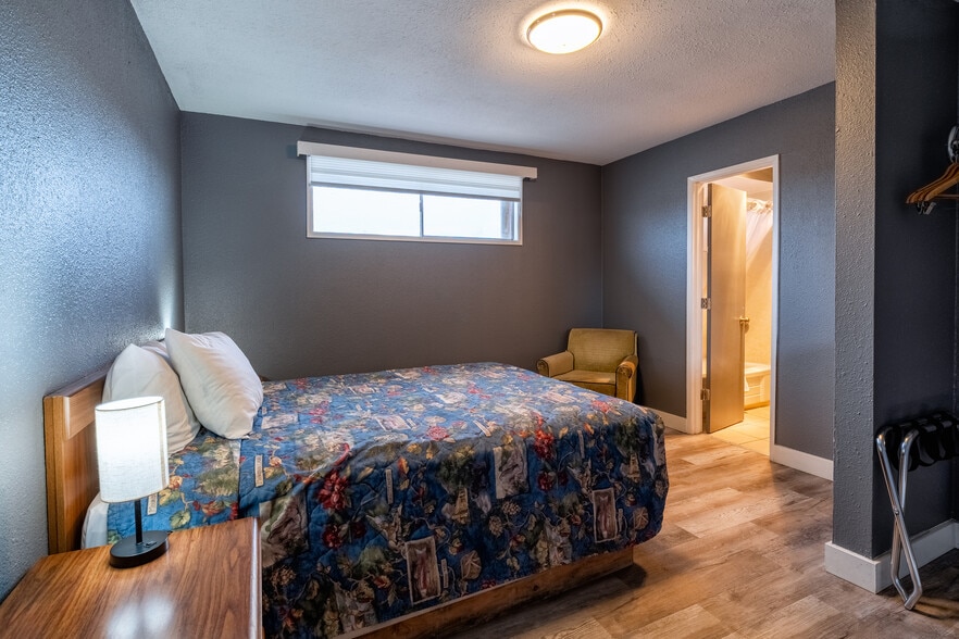 More Photos Of 577 W Monroe St, Burns Hotel For Sale