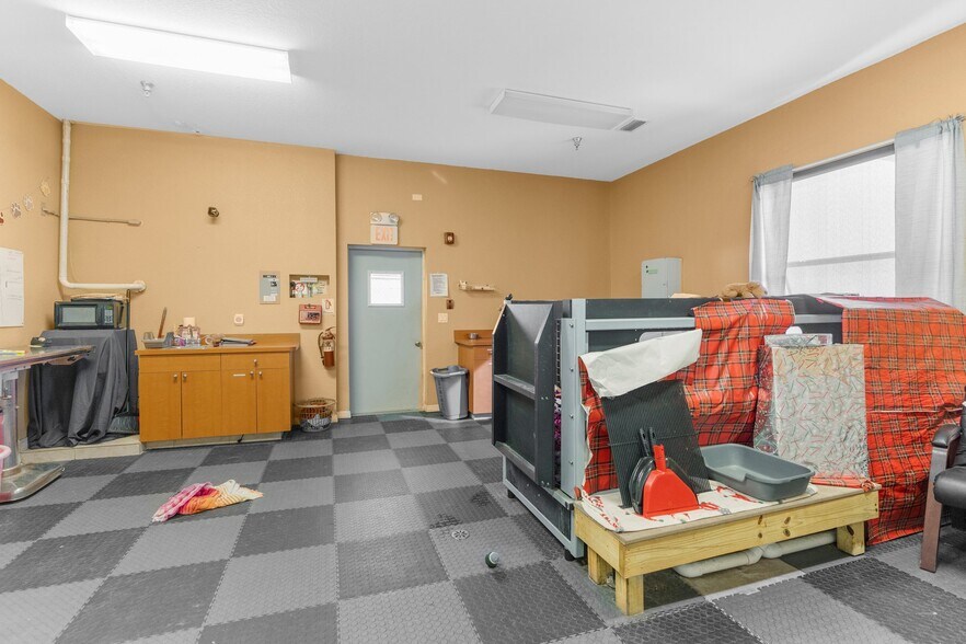 More Photos Of 7044 Commercial Way, Weeki Wachee Office For Sale