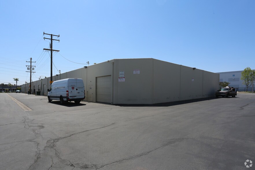 More Photos Of 3615-3633 W Warner Ave, Santa Ana Warehouse For Lease