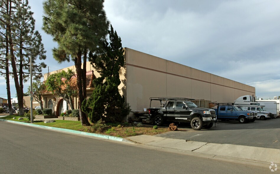 More Photos Of 1320 N Manzanita St, Orange Light Distribution For Sale