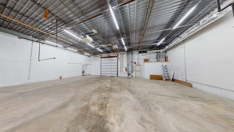 More Photos Of 271-285 E Helen Rd, Palatine Light Distribution For Sale