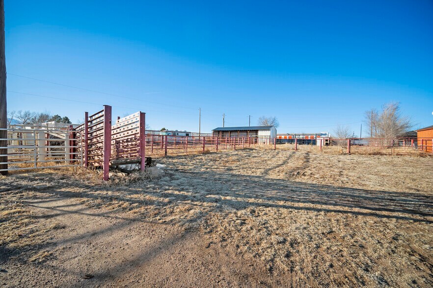 More Photos Of 5280 Edison Ave, Colorado Springs Veterinarian Kennel For Sale