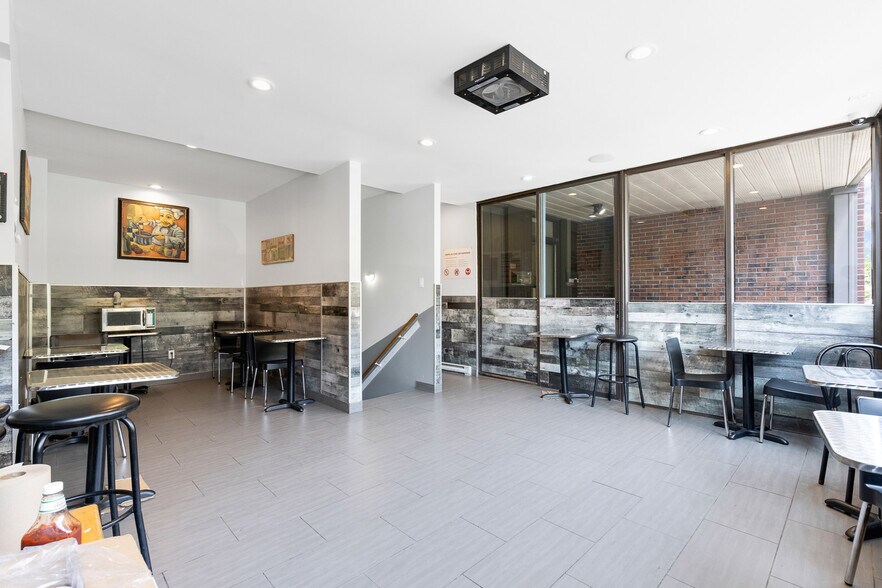 More Photos Of 5220 Av Du Parc, Montréal Office For Sale