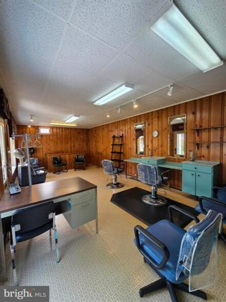More Photos Of 2132 Noble St, West Lawn Flex For Lease