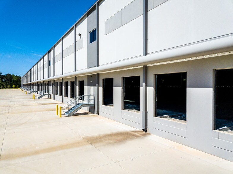 More Photos Of 2000 Logistics Center Dr, Fairburn Distribution For Lease