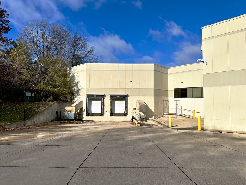 More Photos Of 2181 Logan Ave, Waterloo Supermarket For Sale