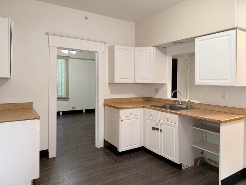 More Photos Of 8041-8045 E Burnside St, Portland Rehabilitation Center For Sale