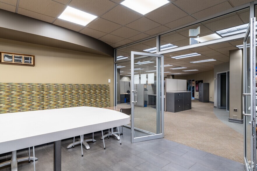 More Photos Of 2045 Lincoln Hwy, Edison Office For Lease