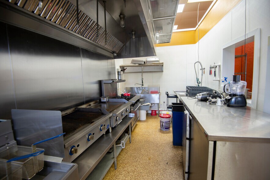 More Photos Of 514-520 N Railroad St, Burton Restaurant For Lease