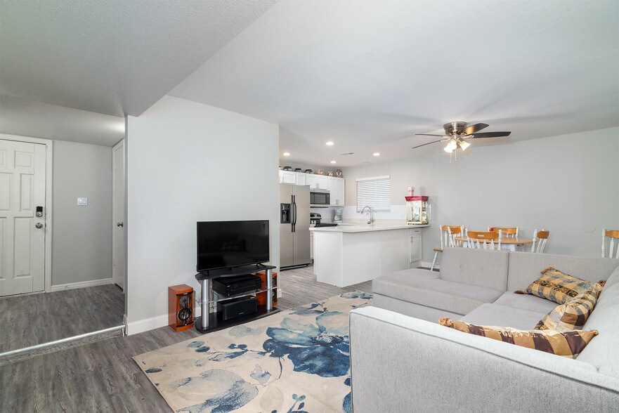 More Photos Of 515 W Pebble Beach Dr, Tempe Specialty For Sale