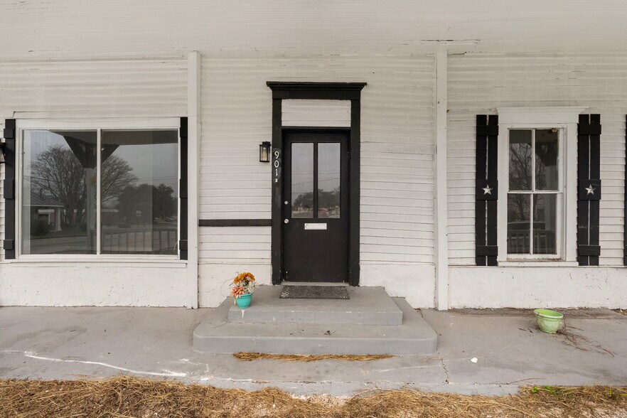 More Photos Of 901 N Saint Joseph St, Gonzales Office For Sale