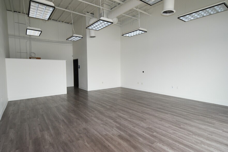 More Photos Of 2860 E Vineyard Ave, Oxnard Storefront Retail Office For Lease